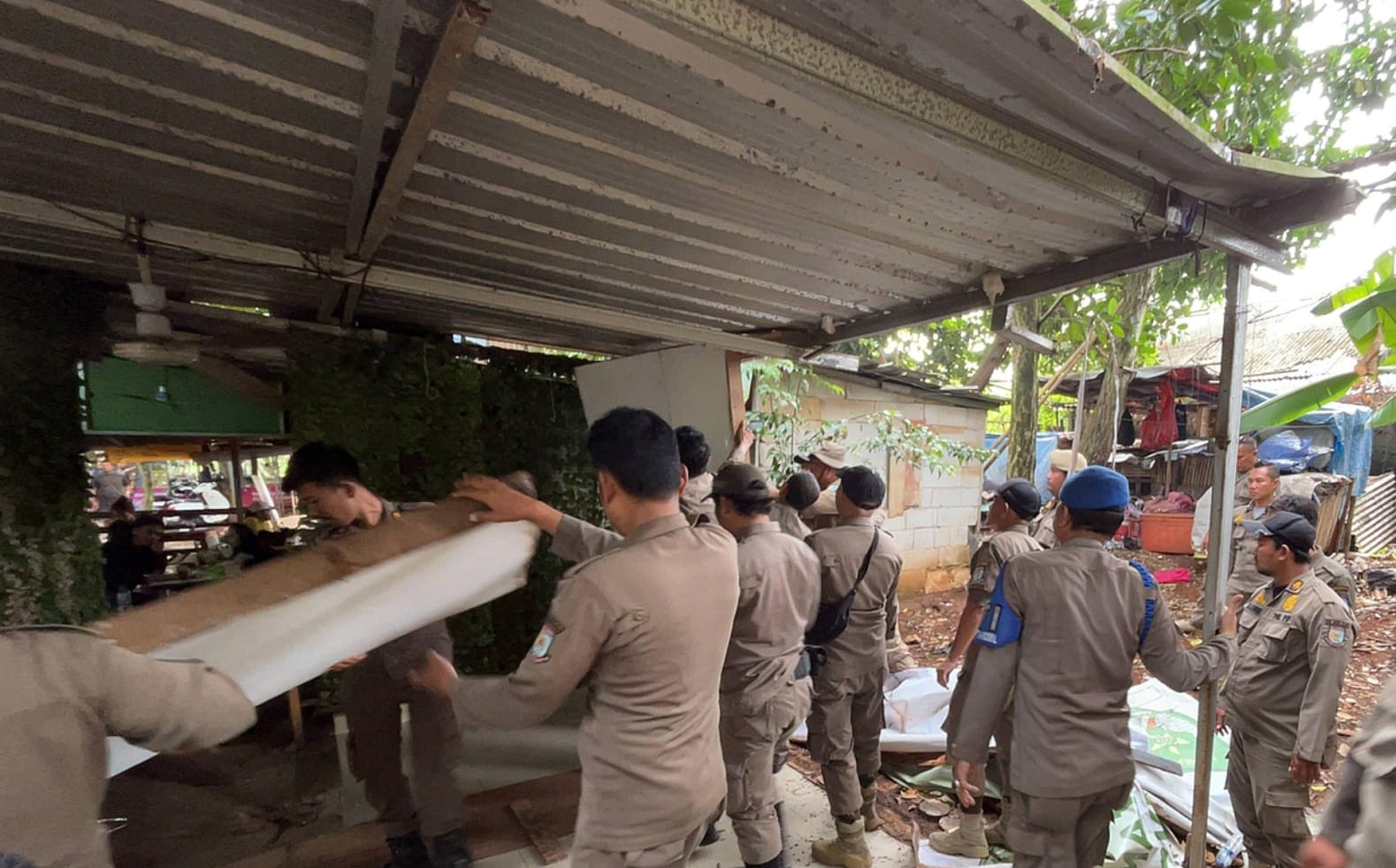 Karaoke berkedok warung kopi di kawasan Taman Kota 2 Jaletreng, Kecamatan Setu, Senin (22/6). (Ist)