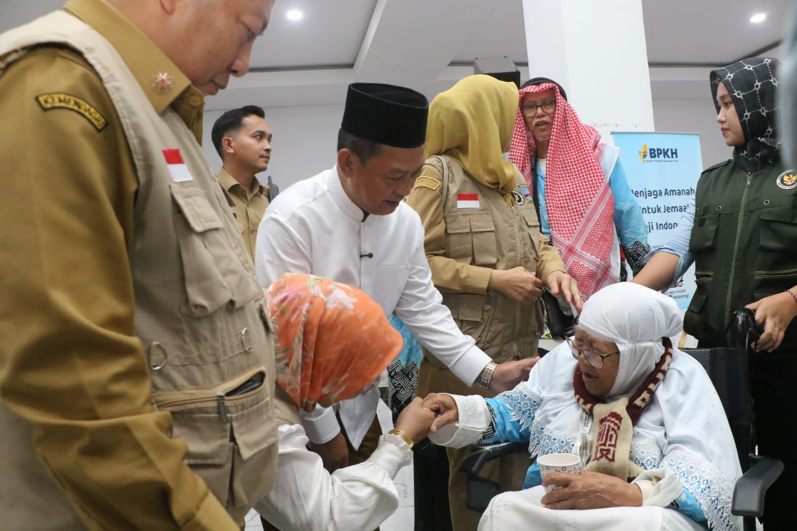 Wakil Bupati Serang, Muhammad Najib Hamas menyambut kepulangan Jamaah Haji asal Kabupaten Serang kloter 14 di Debarkasi Banten di Asrama Haji Grand El Hajj, Kecamatan Cipondoh, Kota Tangerang, Senin (22/6).
