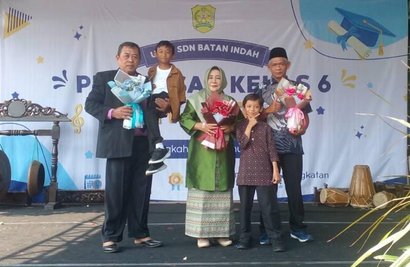 KELULUSAN - SDN Batan Indah menggelar pentas seni dan pelepasan siswa kelas VI Angkatan ke-30.
