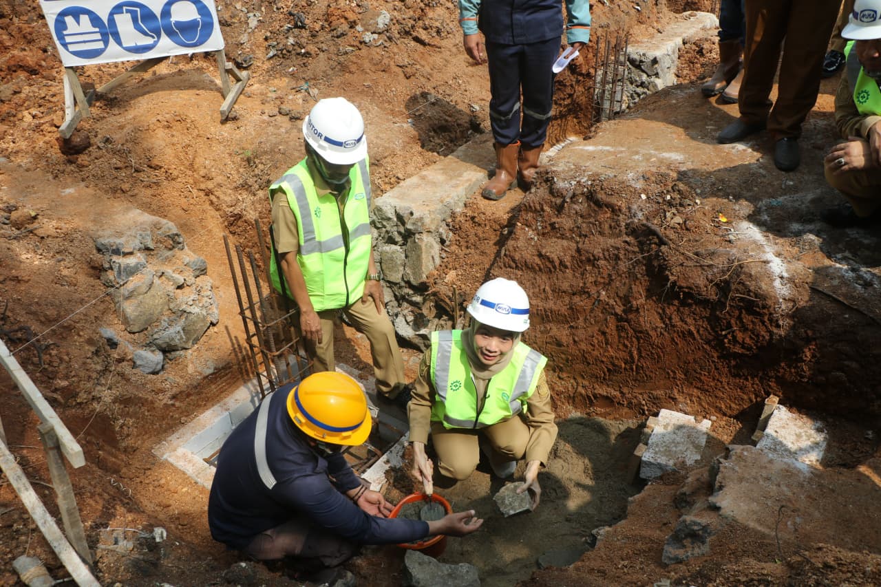 BATU PERTAMA. Bupati Serang Ratu Rachmatuzakiyah meletakkan batu pertama untuk fondasi pembangunan SDN Inpres Kecamatan Cikeusal, tepatnya di Kampung Panenjeon, Desa/Kecamatan Cikeusal pada Senin (22/6). HUMAS PEMKAB SERANG
