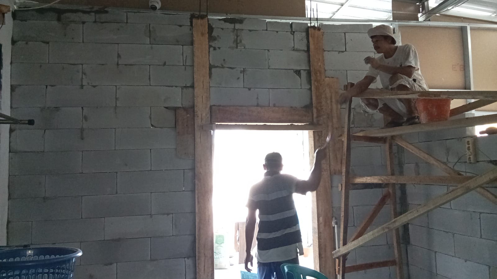 Para pekerja bangunan sedang melakukan pembenahan di dapur SPPG Sindanglaya 2, Kecamatan Pagelaran, Kabupaten Pandeglang, Selasa (23/6). (ISTIMEWA)