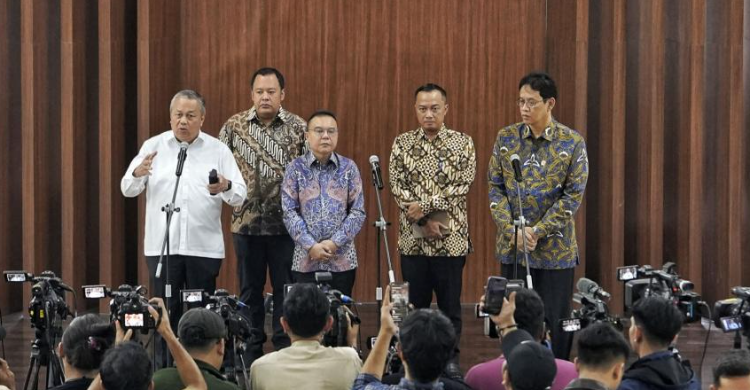Rapat koordinasi Wakil Ketua DPR Sufmi Dasco Ahmad (no 2 dari kiri) Menteri Keuangan Purbaya Yudhi (no 1 dari kanan) Menteri Sekretaris Negara Prasetyo Hadi (no 2 dari kanan) serta Gubernur Bank Indonesia Perry Warjiyo (baju putih) Foto : Ist