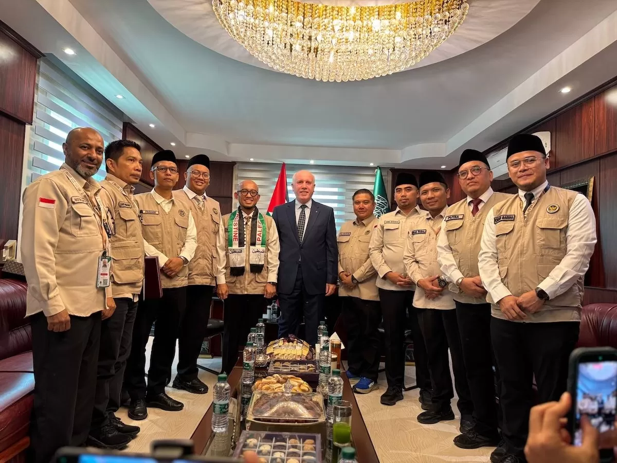 Wakil Menteri Haji dan Umrah RI, Dahnil Anzar Simanjuntak, secara simbolis menyerahkan paket daging dam (hadyu) jemaah haji Indonesia kepada rakyat Palestina saat berkunjung ke Kantor Perwakilan Negara Palestina di Jeddah, Arab Saudi. Foto : Ist