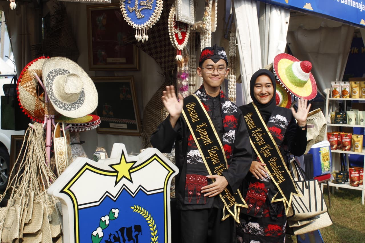 Stand Dinas Pariwisata dan Kebudayaan (Disparbud) Kabupaten Pandeglang pada ajang Exciting Banten Festival 2026 di Pantai Cibeureum 1, Kecamatan Anyer, Kabupaten Serang, Minggu (28/6/2026).(Istimewa)