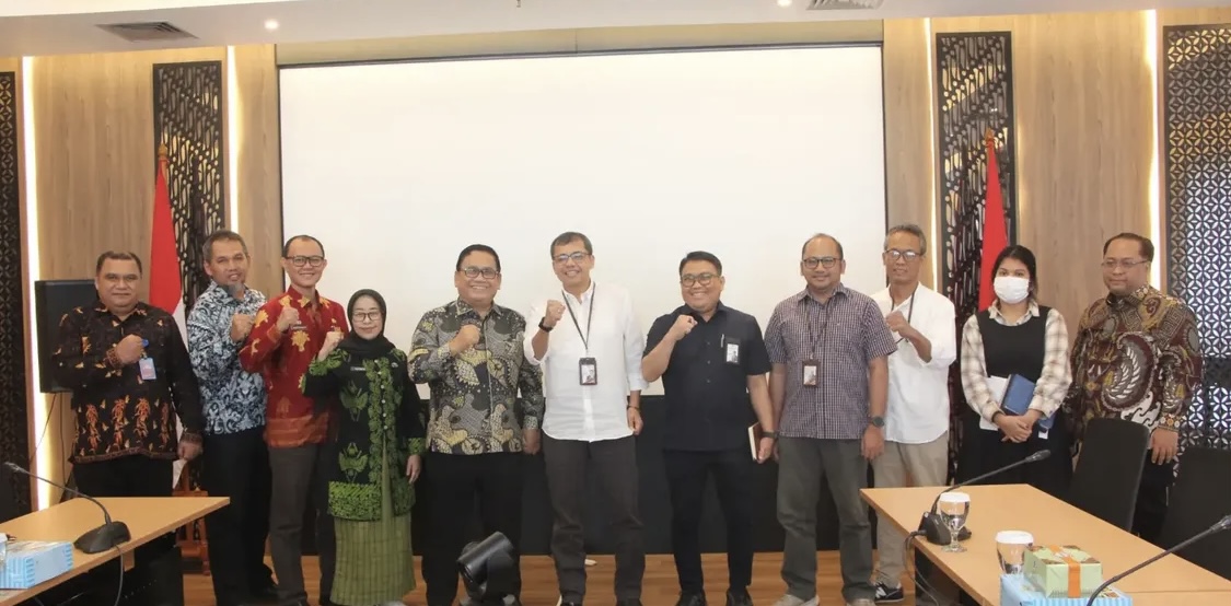PERTEMUAN. Wabup Lebak Amir Hamzah didampingi jajarannya, foto bersama pihak BP Taskin, Usai melakukan pertemuan atau rapat di Aula Gedung Grand Kebon Sirih Jakarta, Kamis (25/6).