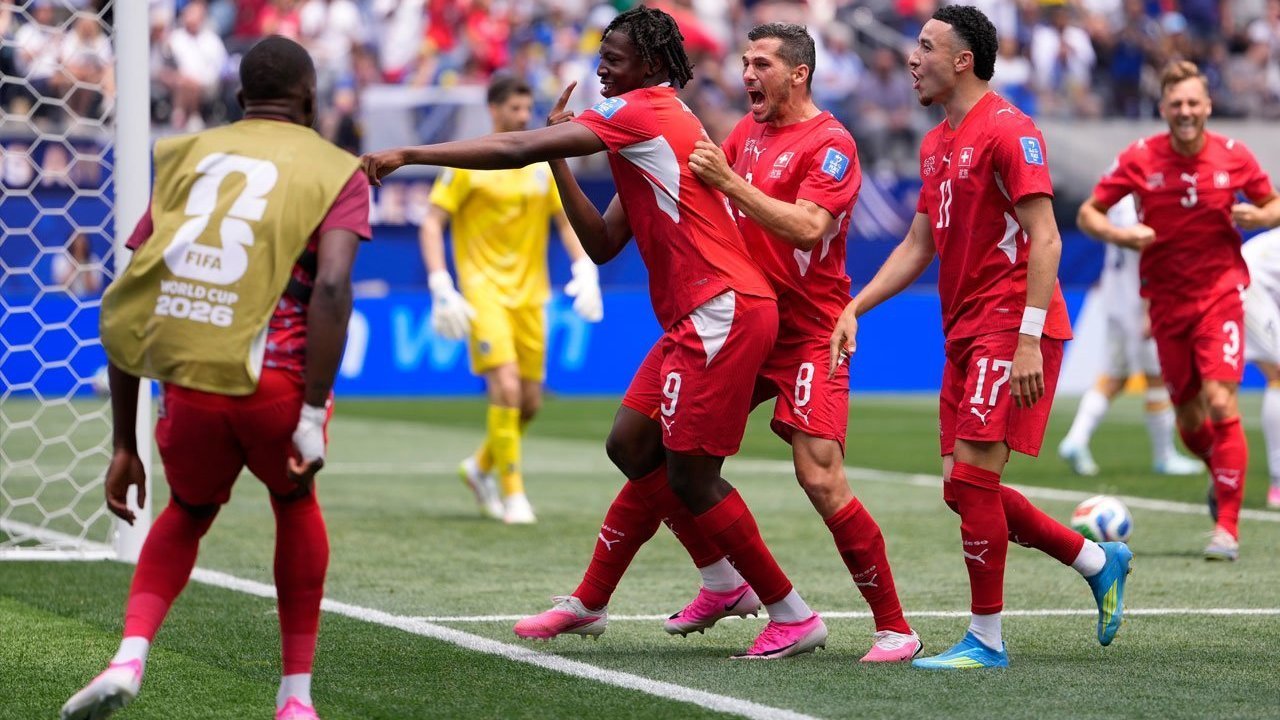 Selebrasi skuad Swiss usai menang 4-1 dari Bosnia. Foto : Ist