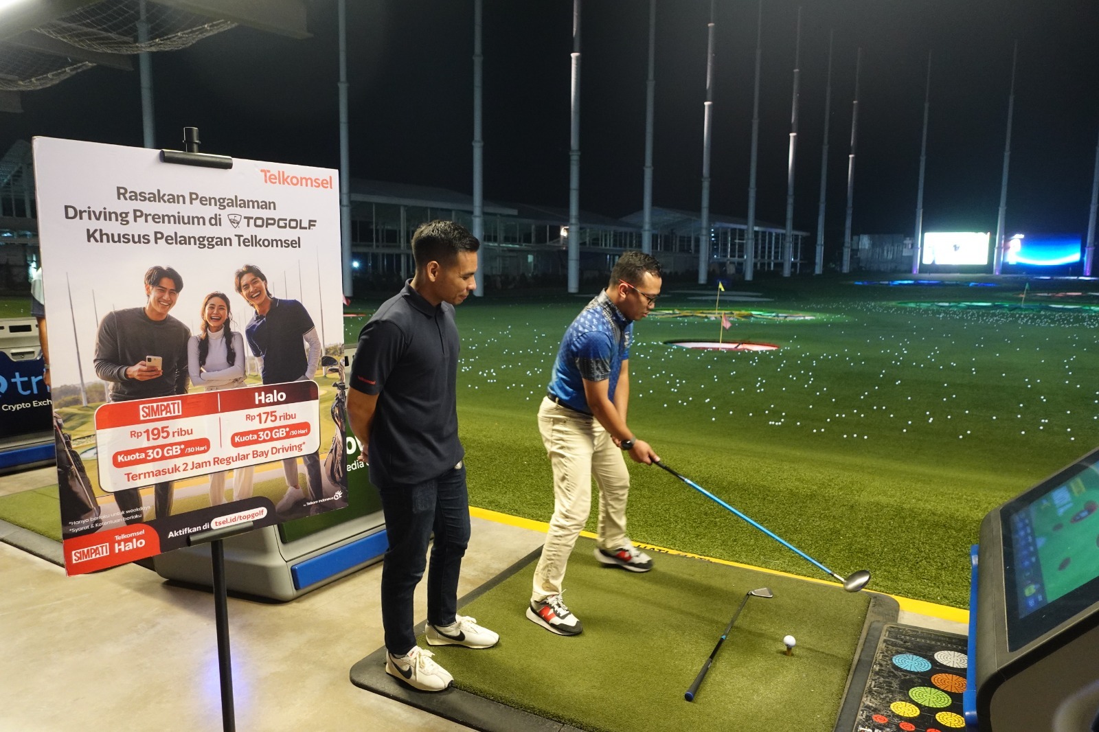 Alfath Akbar Harahap, GM Business Commercial and GTM Orchestration Telkomsel, bersama Toffano Daryanto, Technology and Innovation Manager Topgolf Indonesia, bermain golf premium di TopGolf Jakarta, Jumat (5/6/2026).(Istimewa)