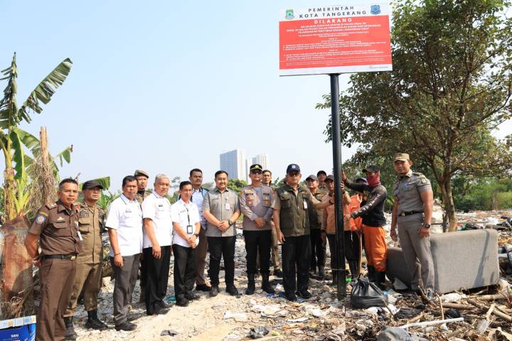 Kegiatan penutupan lahan TPS liar wilayah Kecamatan Pinang, Kota Tangerang, Kamis (11/6).