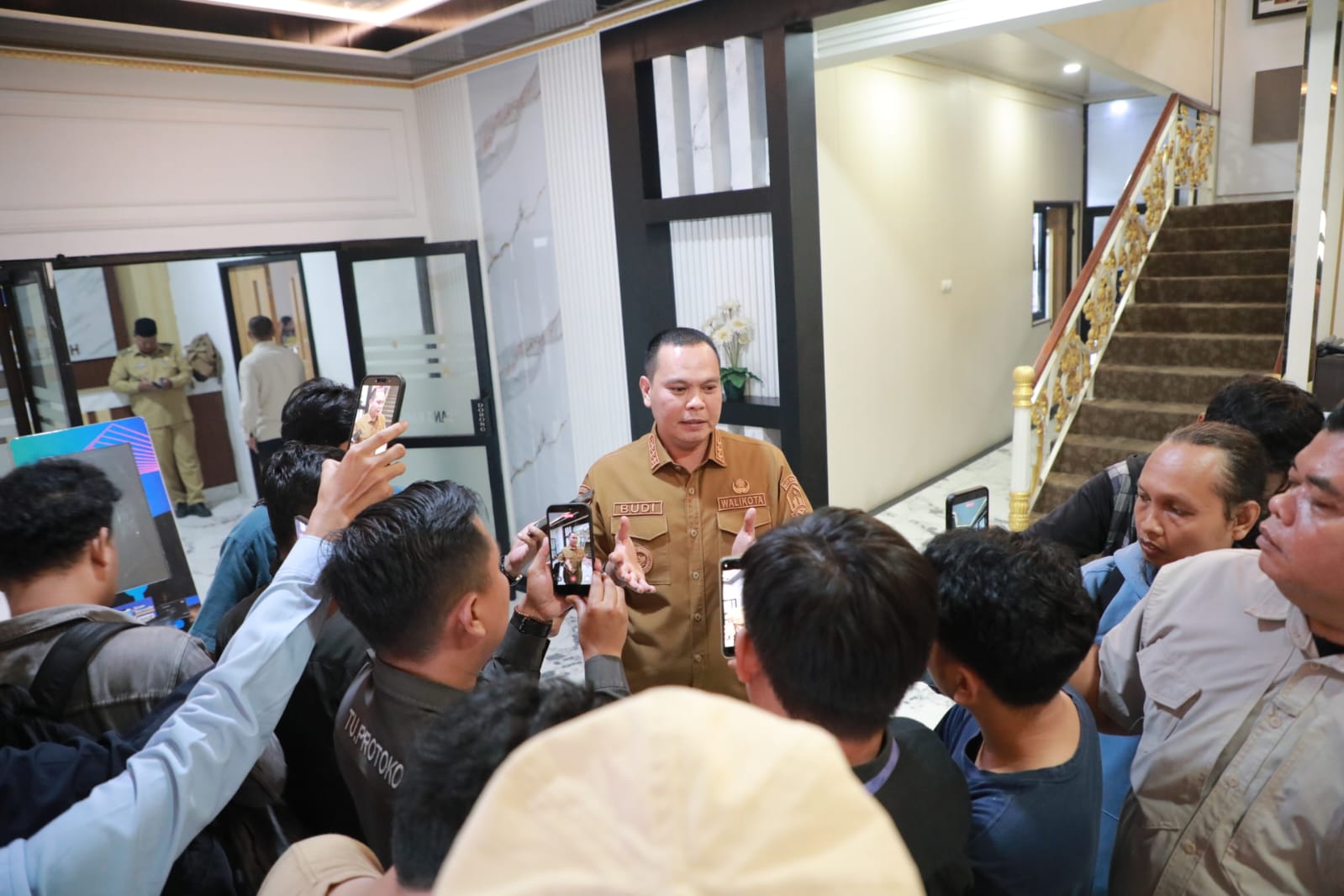 Wali Kota Serang, Budi Rustandi saat diwawancara wartawan di Setda Kota Serang, Selasa (9/6/2026).(Istimewa)