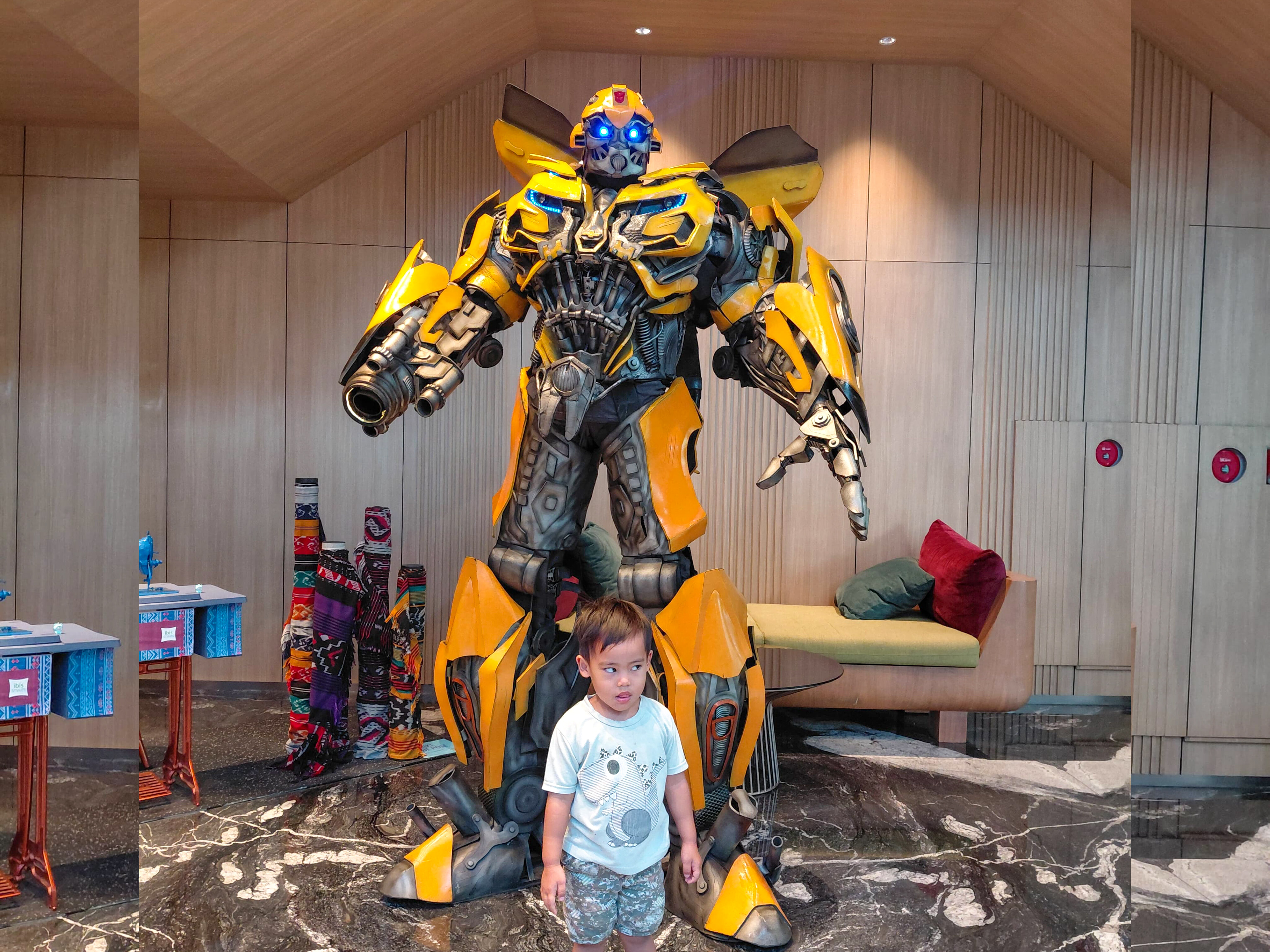 Bumblebee Transformers menyapa tamu saat sarapan di STREATS Restaurant ibis Styles Serpong BSD City, Minggu (28/6/2026). (tangselpos.id/lim)
