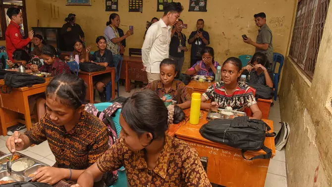 Wapres Gibran saat kunker di SD Wolomoni, Desa Niowula, Kecamatan Detusoko, Kabupaten Ende, Nusa Tenggara Timur (NTT), Kamis (18/6). Foto : Ist