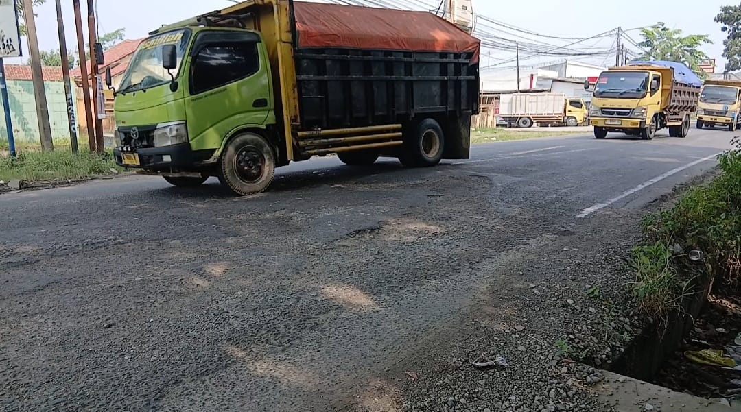 LANGGAR ATURAN. Sejumlah truk angkutan galian C tengah melintas di Jalan Raya Bypass Soekarno-Hatta, Rangkasbitung, Kabupaten Lebak, Rabu (24/6). Hal itu telah melanggar aturan yang berlaku, yakni Perbup Nomor 36 Tahun 2025. (ISTIMEWA)