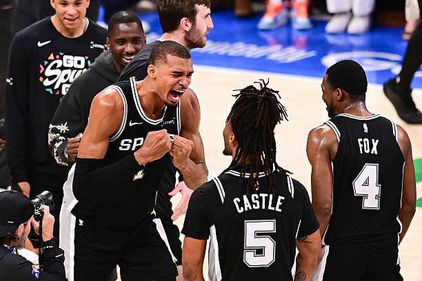 Victor Wembanyama membawa San Antonio Spurs melaju ke NBA Finals 2026 usai menyingkirkan Oklahoma City Thunder pada Game 7 Final Wilayah Barat. Kini Spurs akan menghadapi New York Knicks dalam perebutan gelar juara NBA. Foto : Ist