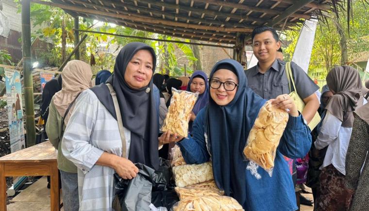 HADIR. Wakil Bupati (Wabup) Tangerang, Intan Nurul Hikmah, saat menghadiri sekaligus secara resmi membuka Pasar Tradisional Sumur Gede Cipari Desa Ciakar, Kecamatan Panongan, Selasa (16/6).