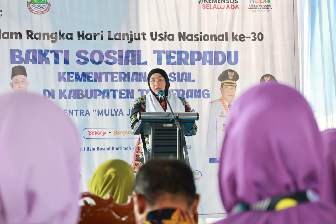 Wakil Bupati (Wabup) Tangerang, Intan Nurul Hikmah, saat menghadiri acara Bakti Sosial (Baksos) yang dilakukan Kementerian Sosial (Kemensos) RI dalam rangka memperingati Hari Lanjut Usia Nasional (HLUN) di LKS Husnul Khotimah Islamic Village Kecamatan Kelapa Dua pada Kamis (4/6).