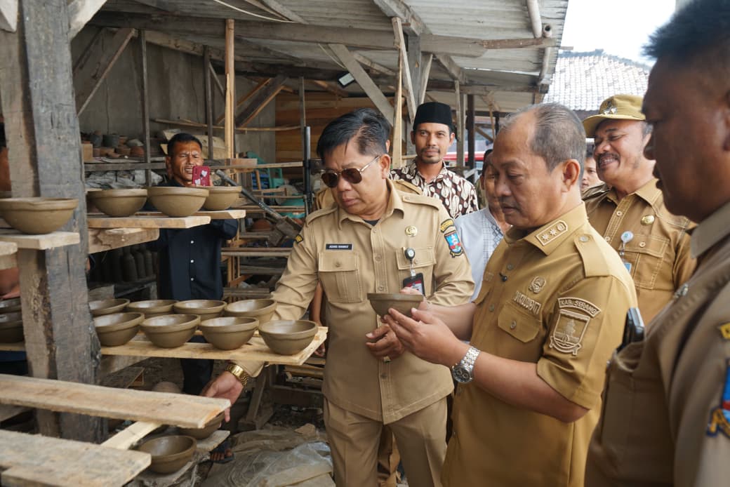 Wakil Bupati (Wabup) Serang Muhammad Najib Hamas mengunjungi lokasi sentra pengrajin gerabah di Kampung Kosambi, Desa Bumi Jaya, Kecamatan Ciruas, Selasa (30/6). HUMAS ADPIM PEMPROV BANTEN
