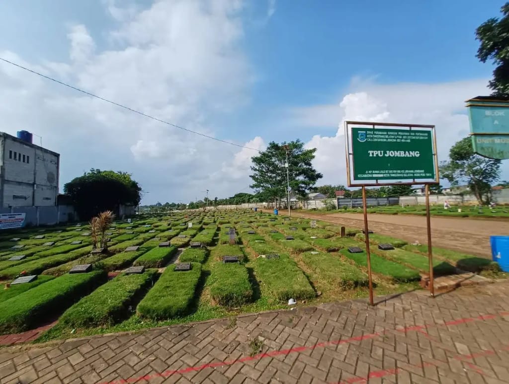 Tampak jajaran makan yang berlokasi di TPU Jombang.