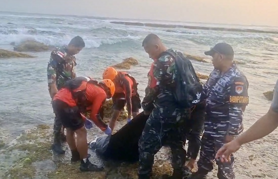 MELAKUKAN EVAKUASI. Personel SAR Gabungan, sedang melakukan evakuasi jenazah korban asal Jakarta Selatan yang hilang digulung ombak besar di perairan Pantai Cihara, Kecamatan Cihara, Kabupaten Lebak, Sabtu (26/6) lalu. (DOK. BASARNAS BANTEN)