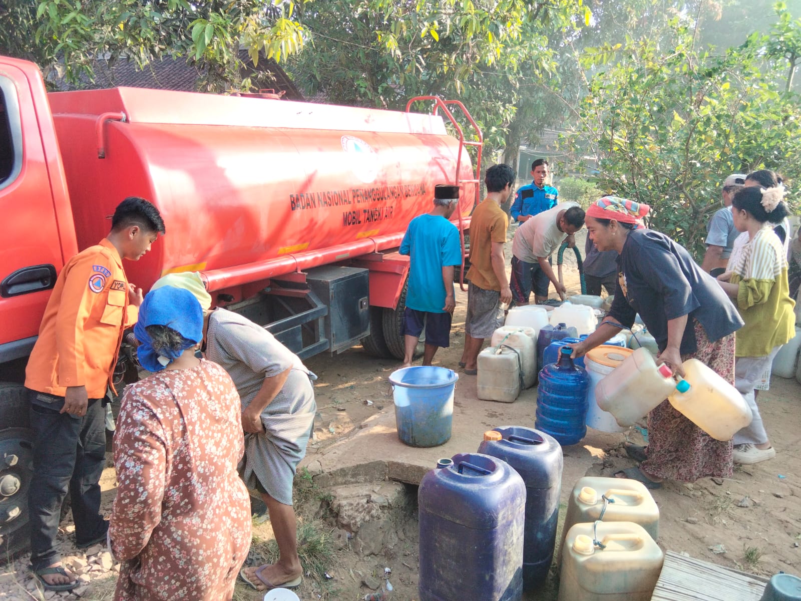 DISTRIBUSIKAN AIR BERSIH. Pihak BPBDPK Kabupaten Pandeglang, sedang menyalurkan bantuan air bersih kepada masyarakat di wilayah Kecamatan Angsana, Kabupaten Pandeglang, kemarin. (DOK. BPBDPK PANDEGLANG)