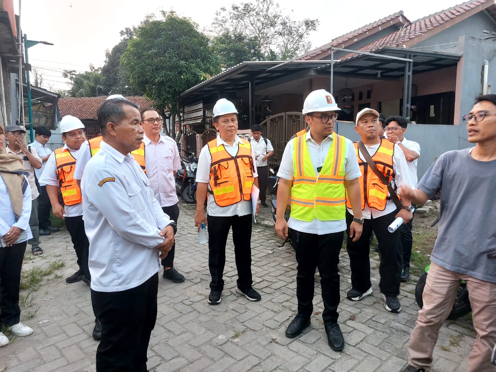 KEKERINGAN. BPBD saat menyalurkan bantuan air bersih di lokasi kekeringan di wilayah Keranggan, Setu.