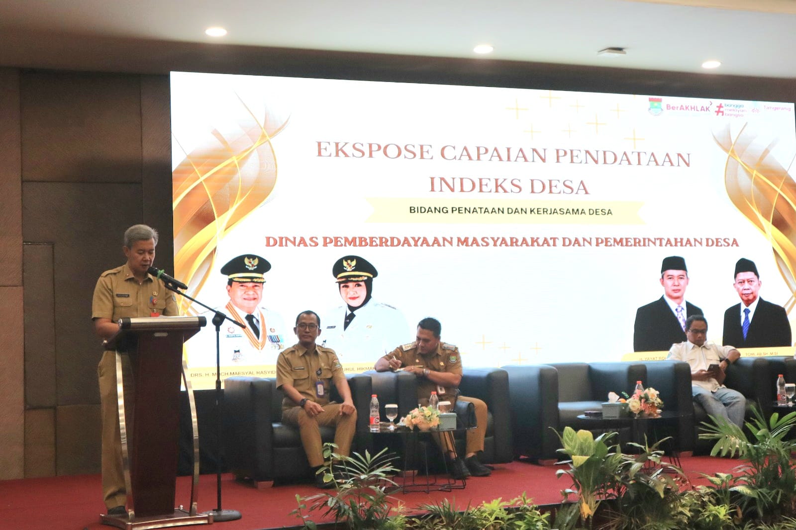 Kepala DPMPD Kabupaten Tangerang H. Yayat Rohiman memberikan sambutan pada kegiatan Ekspose Capaian Indeks Desa Tahun 2026 di Hotel Lemo, Selasa (21/7). Kegiatan tersebut diikuti 246 kepala desa, camat, dan pendamping desa sebagai upaya mempercepat terwujudnya desa mandiri di Kabupaten Tangerang. (ISTIMEWA)