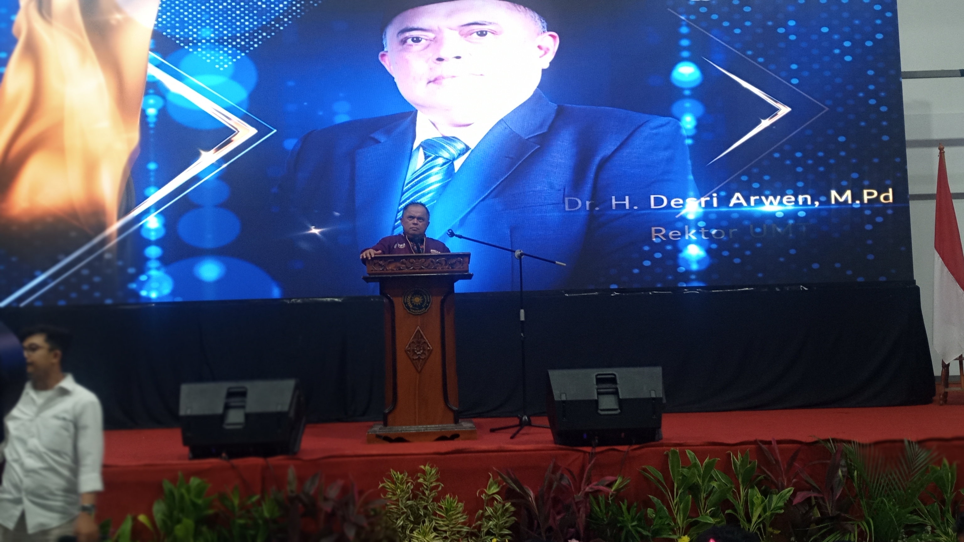 LEPAS MAHASISWA KKN: Rektor UMT Dr Desri Arwen saat melepas mahasiswa yang akan melaksanakan KKN. ISTIMEWA
