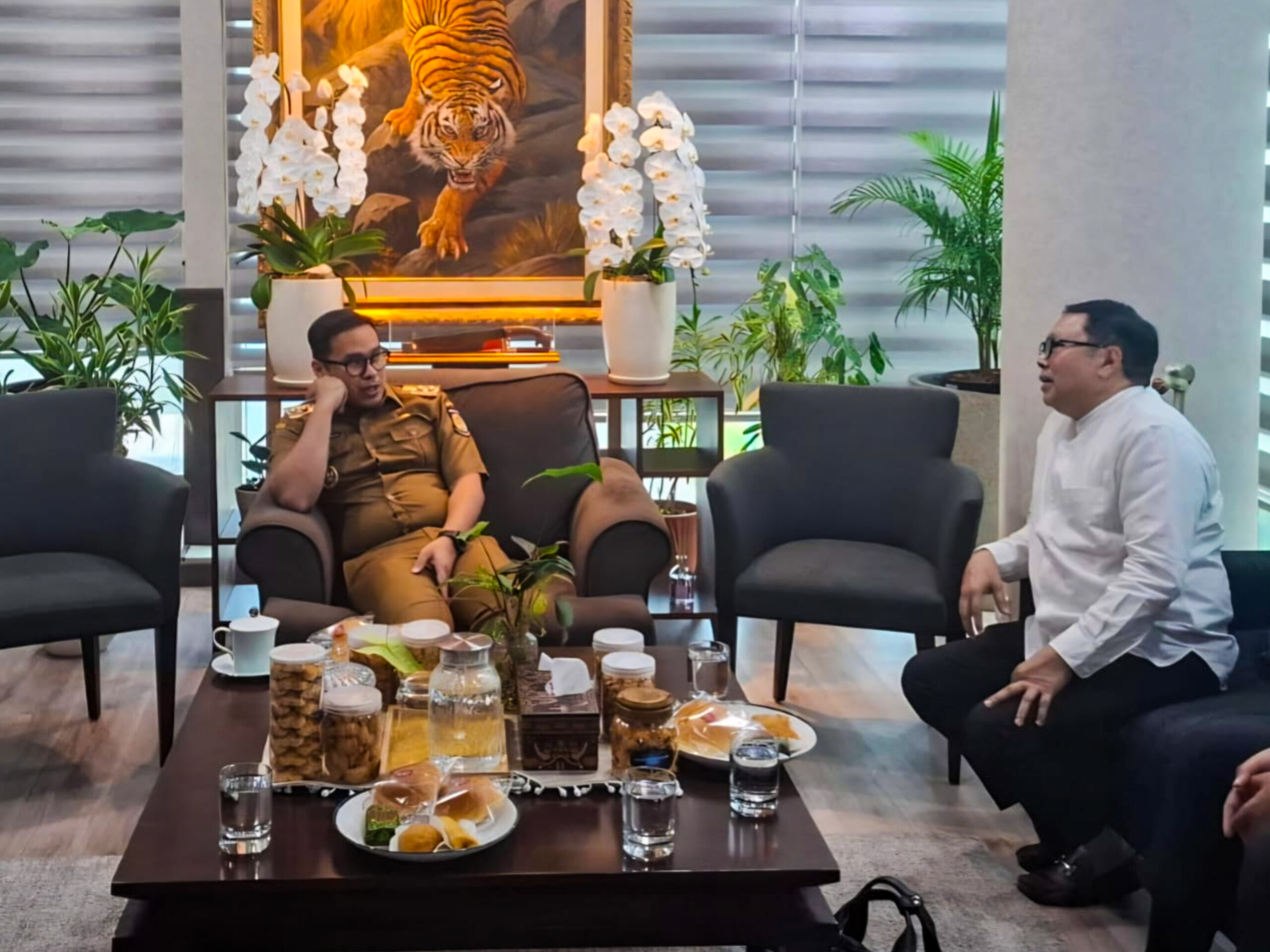 Pilar Saga Ichsan saat menerima audiensi jajaran Ikatan Alumni ITI di Balai Kota Tangsel, Senin (20/7). (Ist)