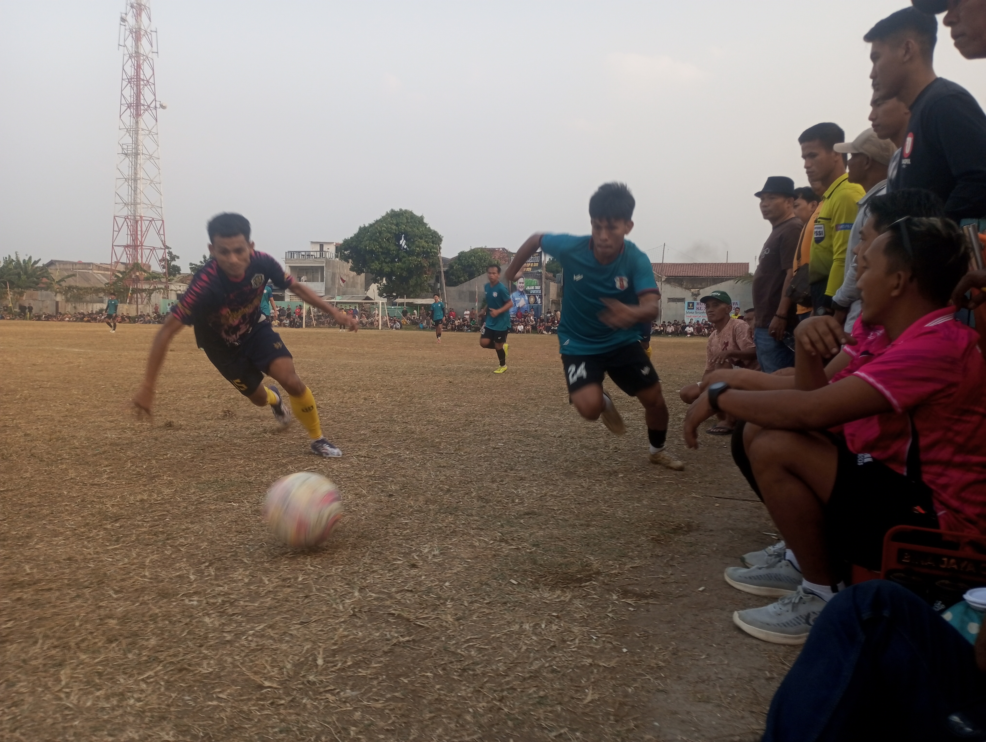 Bek kanan Denis FC, Egi Sutisna (kiri) dan penyerang Cie Allstar, Sedek saling mengejar bola pada laga Jumat (24/07/2026).(tangselpos.id).