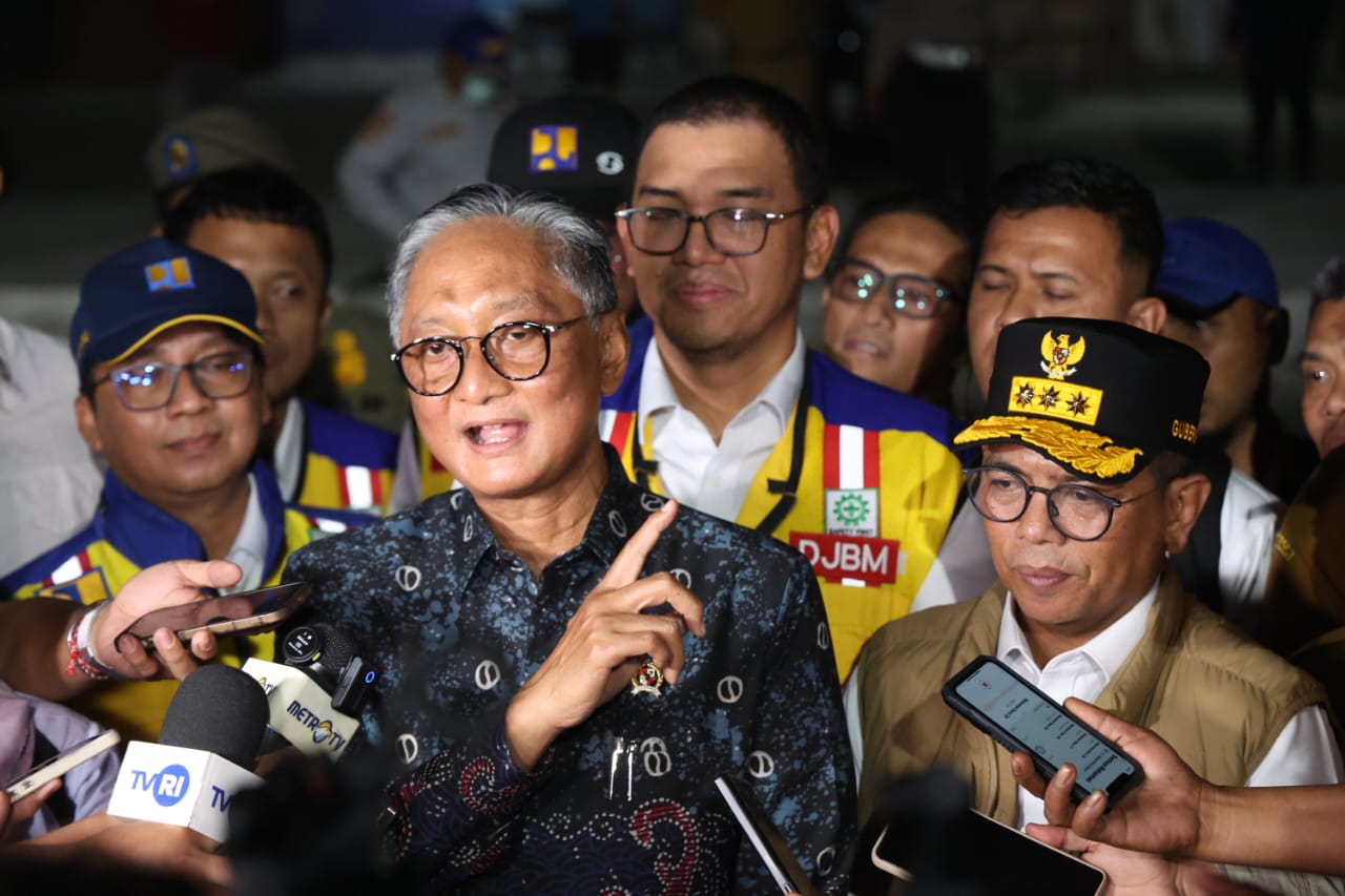 Gubernur Andra Soni bersama Menteri PU Dody Hanggodo meninjau ruas Jalan Serdang–Bojonegara–Merak di Kabupaten Serang, Senin (6/7/2026). Foto : Pemprov Prov