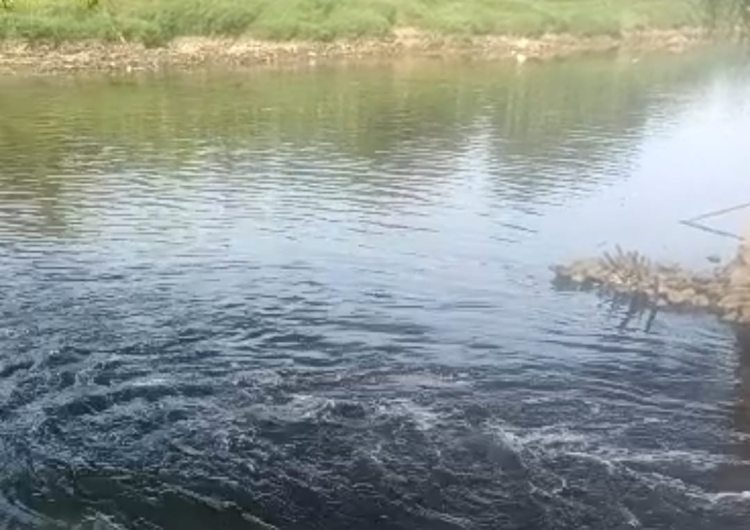 Sungai Cisadane di kawasan Pakuhaji dan Teluknaga, Kabupaten Tangerang, yang mendadak berubah menjadi hitam pekat. Foto : Humas Pemprov