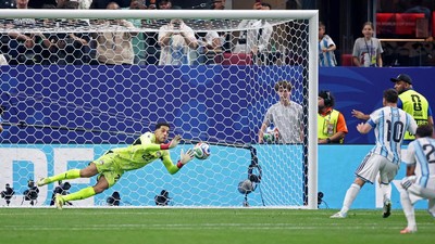 Eksekusi penalti Lionel Messi berhasil dimentahkan kiper Mesir, Mostafa Shobeir. Foto : Ist