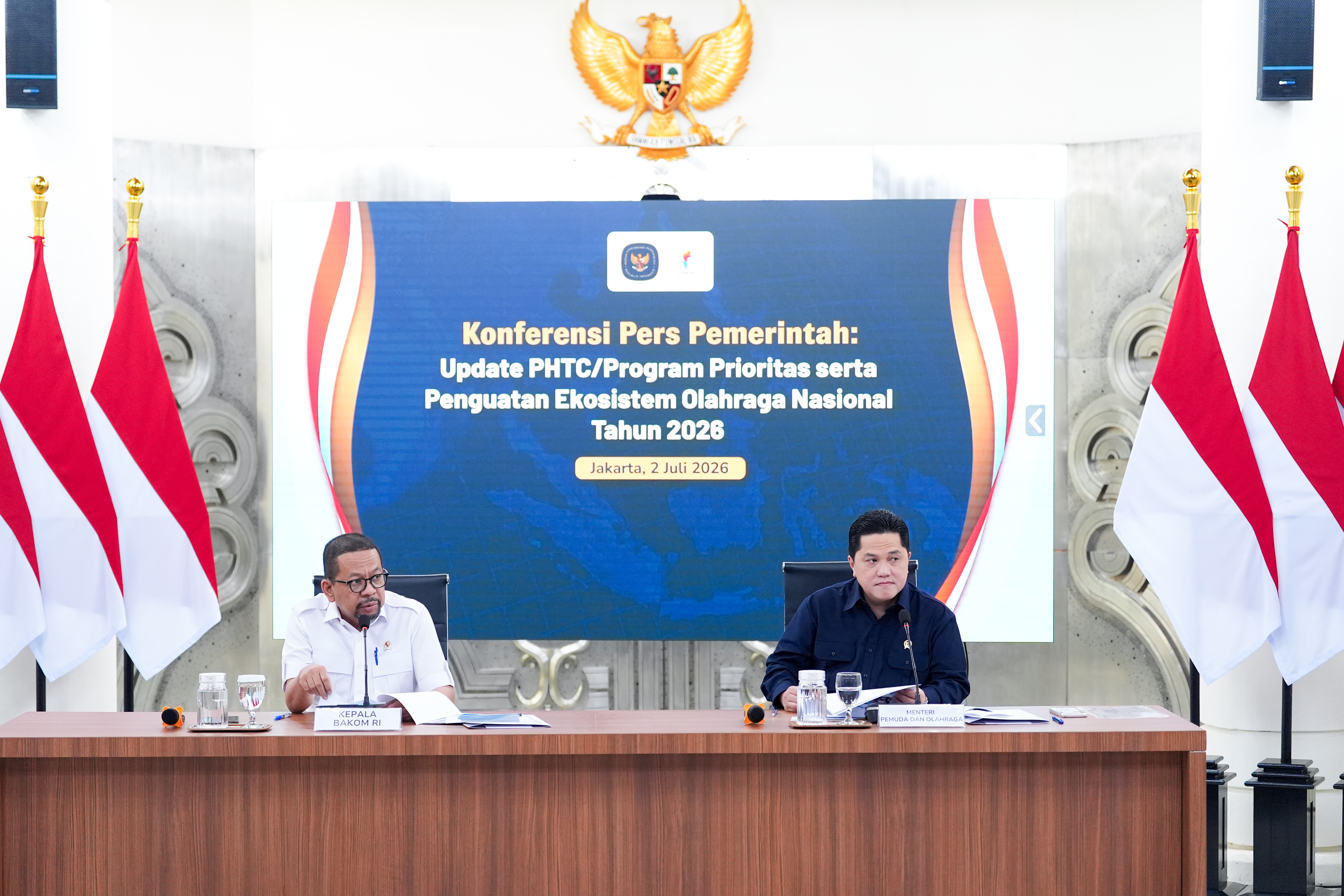 Menteri Pemuda dan Olahraga Erick Thohir  (kanan) dan Kepala Bakom M Qodari (kiri) saat jumpa pers pada Rabu (3/7/2026). Foto : Ist