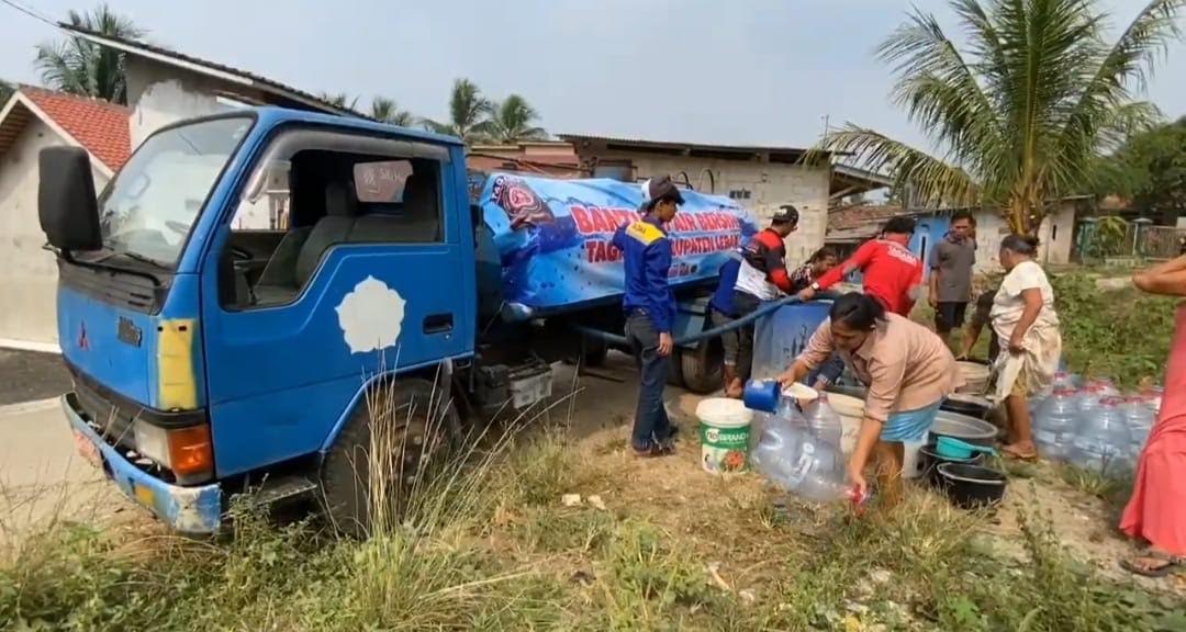 BEREBUT AIR BERSIH. Puluhan warga di Desa Cibuah, Kecamatan Warunggunung, Kabupaten Lebak, sedang berebut bantuan air bersih yang disalurkan Tagana Lebak, Minggu (19/7). (DOK. TANGSEL POS)