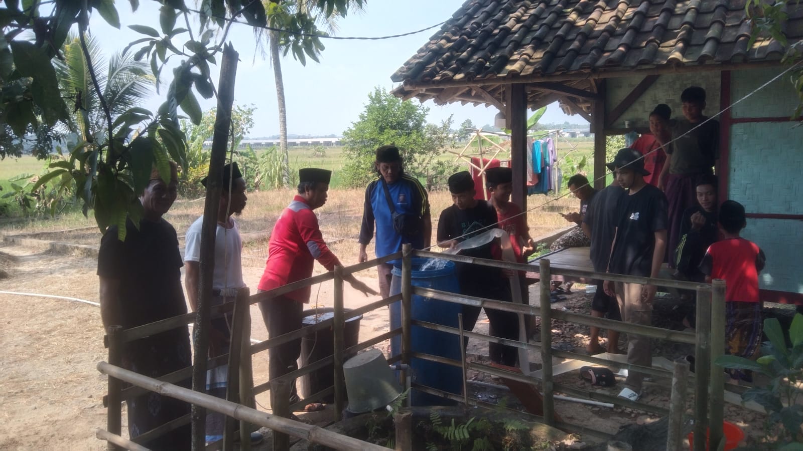 SALURKAN BANTUAN. Tim dari Tagana Pandeglang dan BSR, sedang menyalurkan bantuan air bersih kepada pihak Ponpes Raudhatul Al Falah, di Kampung Benger RT 001/004, Desa Patia, Kecamatan Patia, Kabupaten Pandeglang, beberapa waktu lalu. (ISTIMEWA)