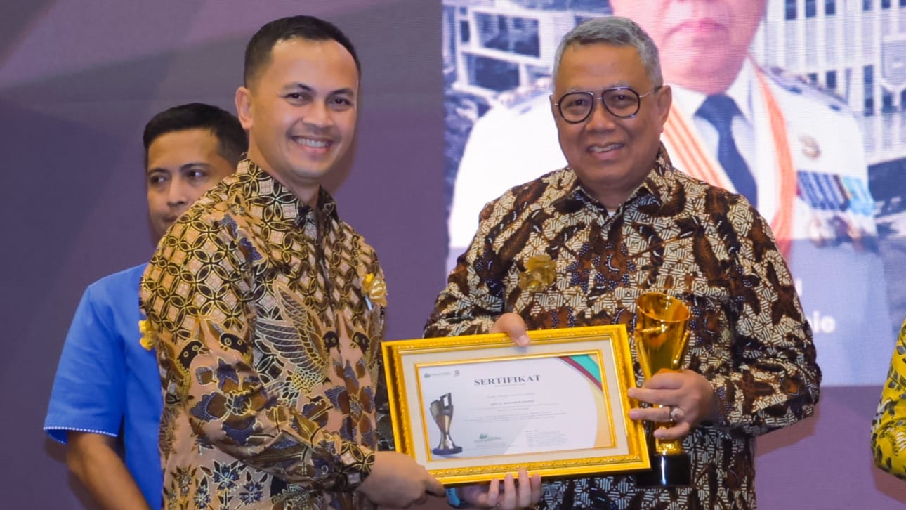 PENGHARGAAN. Wali Kota Tangsel,  Benyamin Davnie saat menerima penghargaan sebagai Wali Kota terbaik bidang komunikasi publik