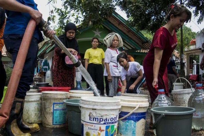 Warga antri air bersih. Foto : Ist
