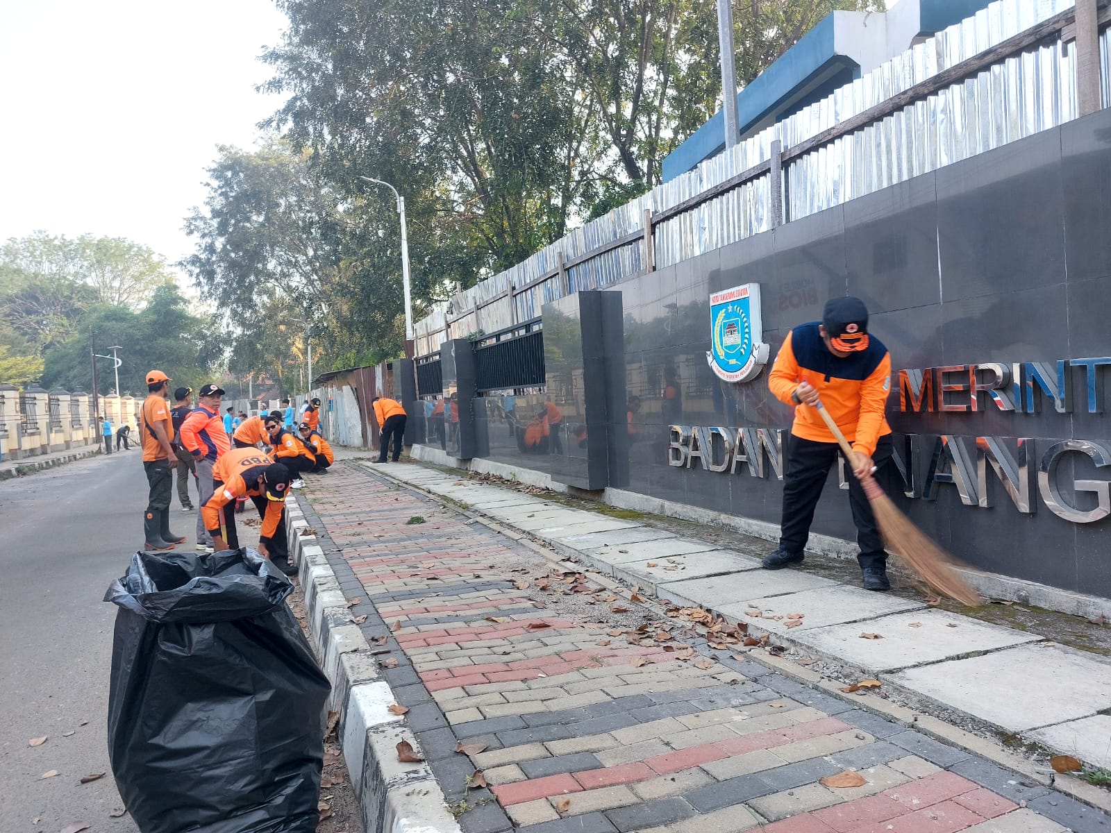 Aksi Jumat Bersih di kawasan Perkantoran Jaletreng, Kecamatan Setu, Jumat (3/7). (tangselpos.id/rmn)