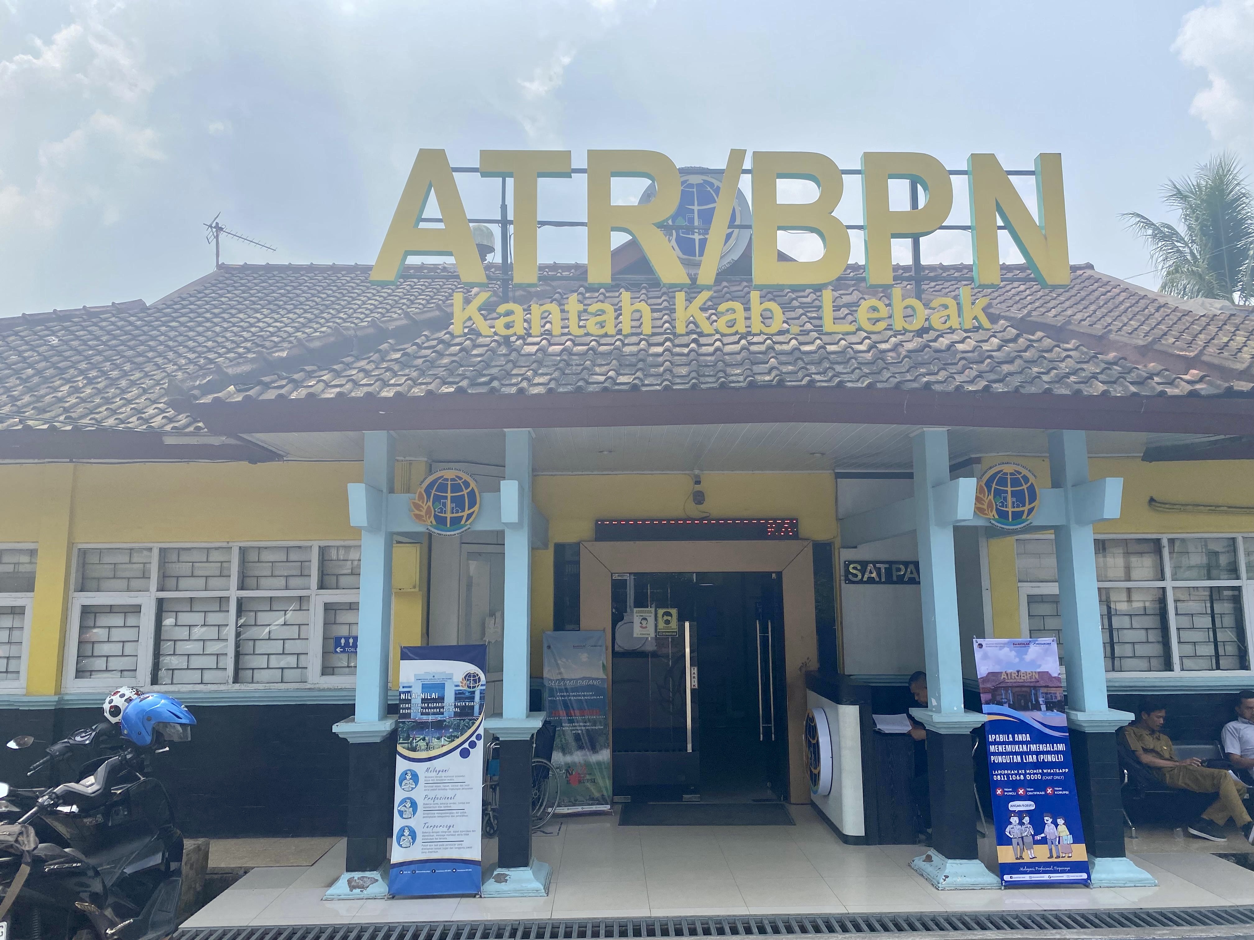 BERSIH. Kantor Kementerian ATR/BPN Kabupaten Lebak, terlihat bersih dari tampak depan, Selasa (21/7). (ISTIMEWA)