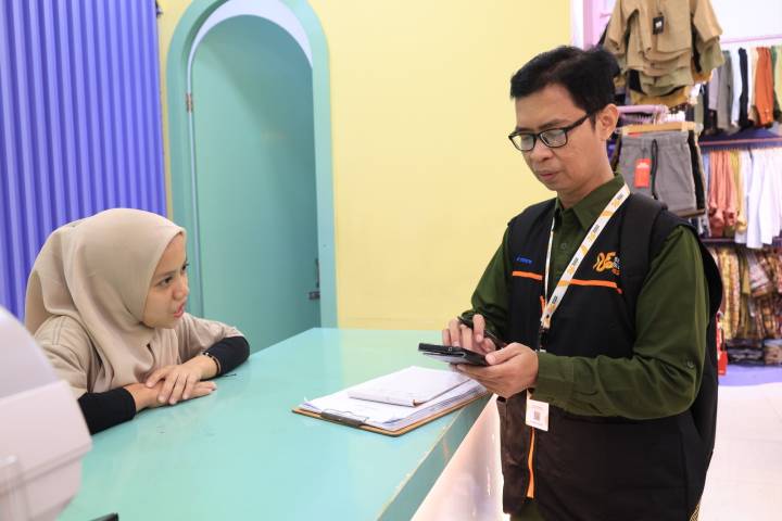 SENSUS EKONOMI 2026. Petugas BPS Kota Tangerang melakukan Sensus Ekonomi 2026, di pusat perbelanjaan Tangcity Mall, Kota Tangerang, Kamis (9/7).