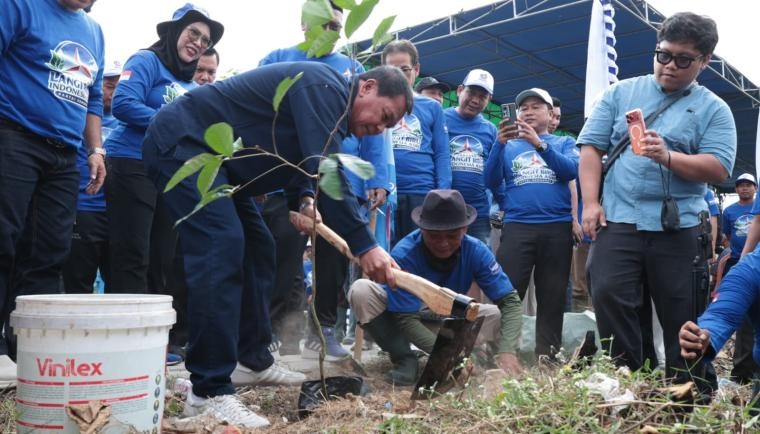 Bupati Tangerang Moch. Maesyal Rasyid menghadiri Gerakan Langit Biru Indonesia Bersih dan Asri di Desa Pasir Jaya, Kecamatan Cikupa. Foto : Humas Kab. Tangerang