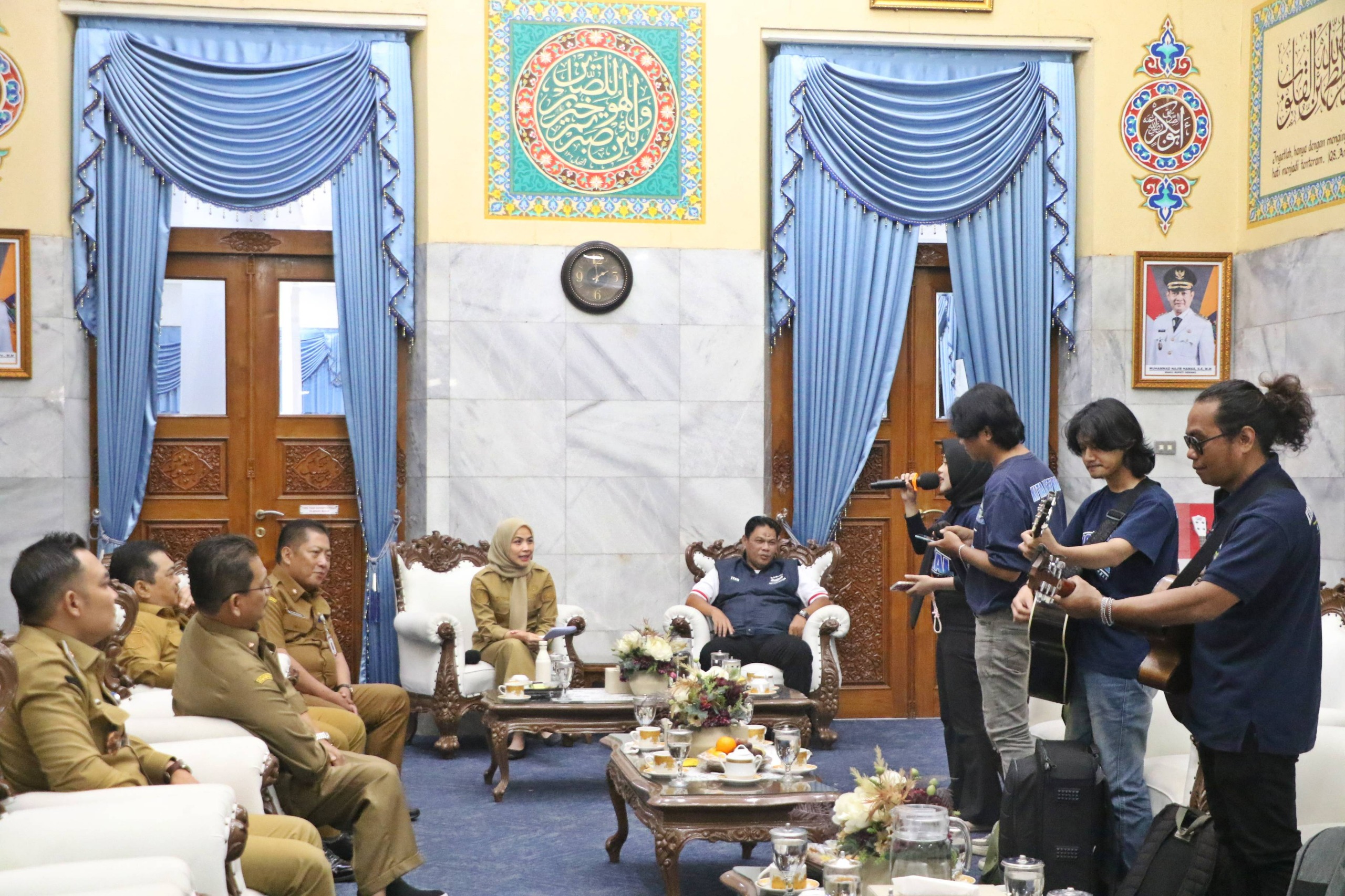 AUDIENSI. Bupati Serang Ratu Rachmatuzakiyah menerima audiensi dari Komunitas Musik Jalanan di Pendopo Bupati Serang pada Senin (20/7). HUMAS PEMKAB SERANG
