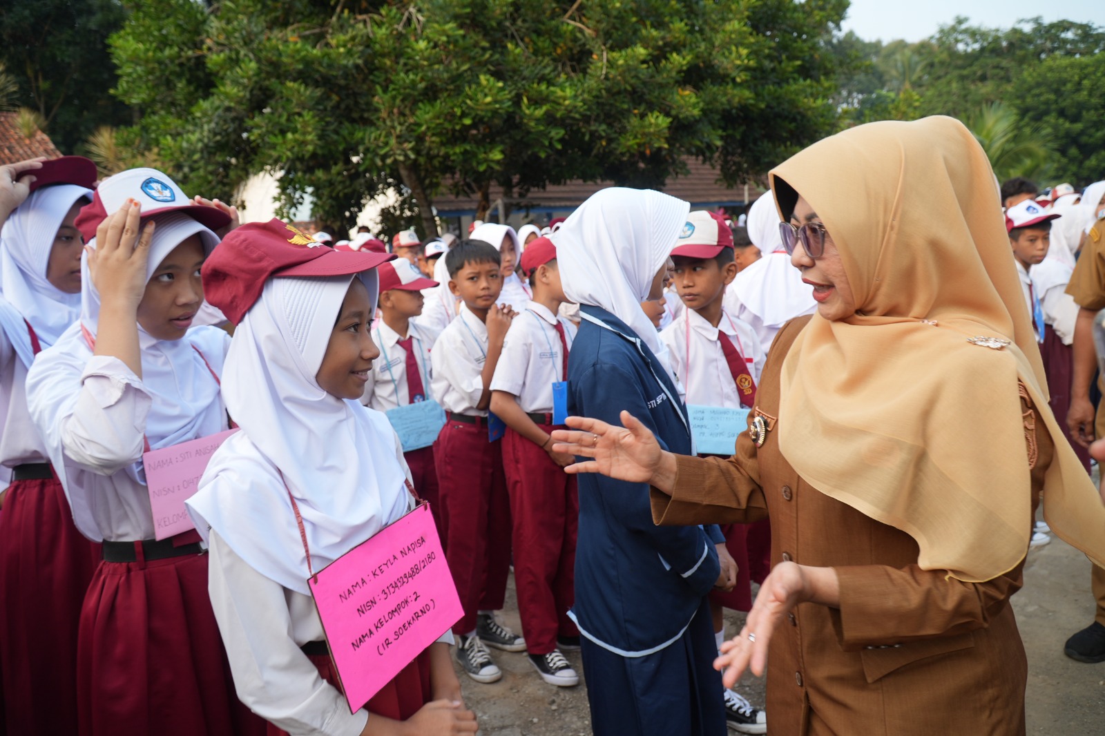 MEMBERI SEMANGAT. Bupati Pandeglang Raden Dewi Setiani, sedang memberikan semangat dan motivasi kepada para pelajar tingkat SMP yang sedang mengikuti kegiatan MPLS, di salah satu sekolah di Kabupaten Pandeglang, Senin (13/7). (DOK. PROKOPIM SETDA PANDEGLANG)