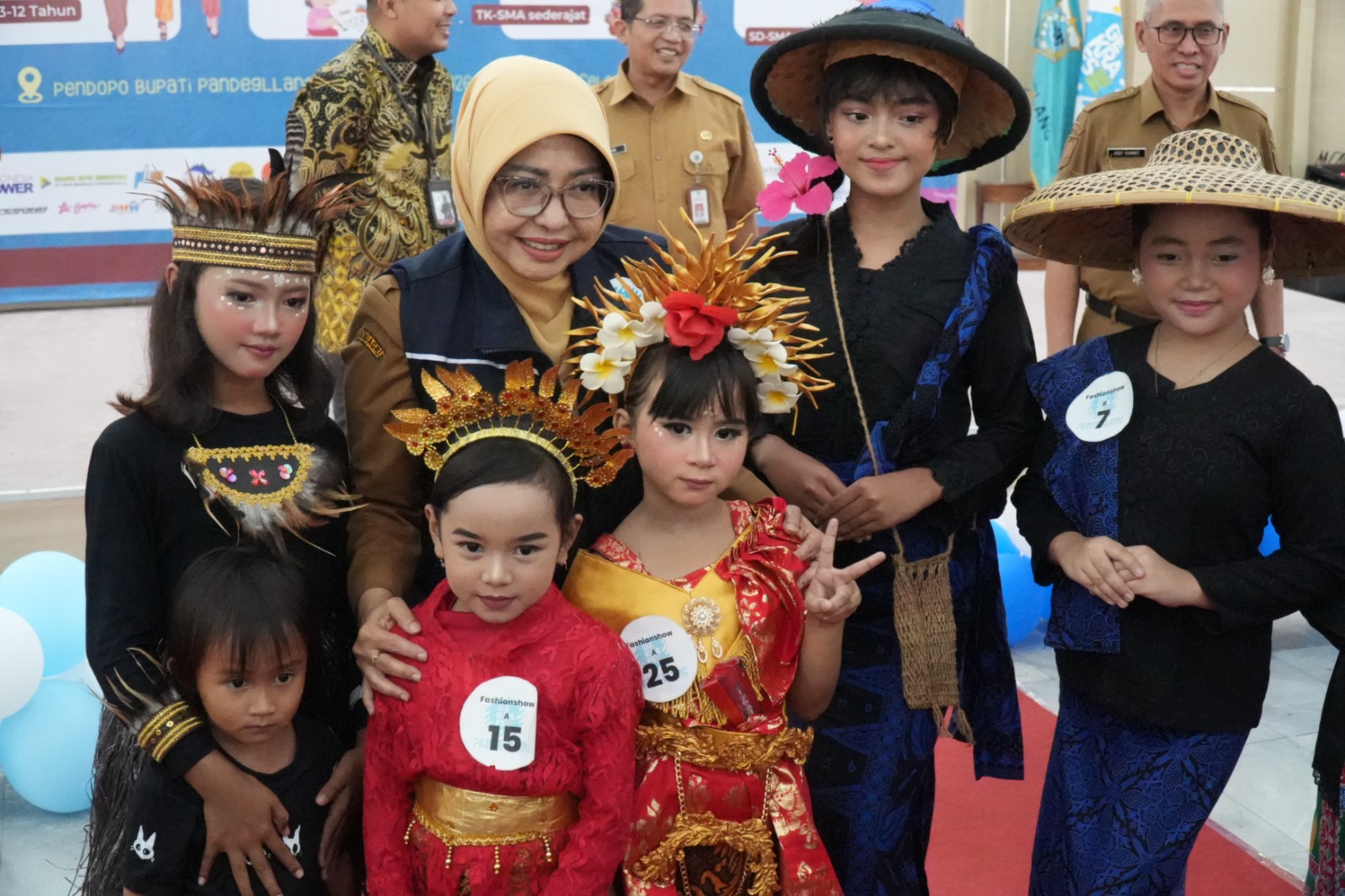 Bupati Dewi Setiani berfoto bersama anak-anak dalam rangkaian peringatan Hari Anak Nasional 2026 di Pendopo Pandeglang, Senin (20/7/2026).(Istimewa)