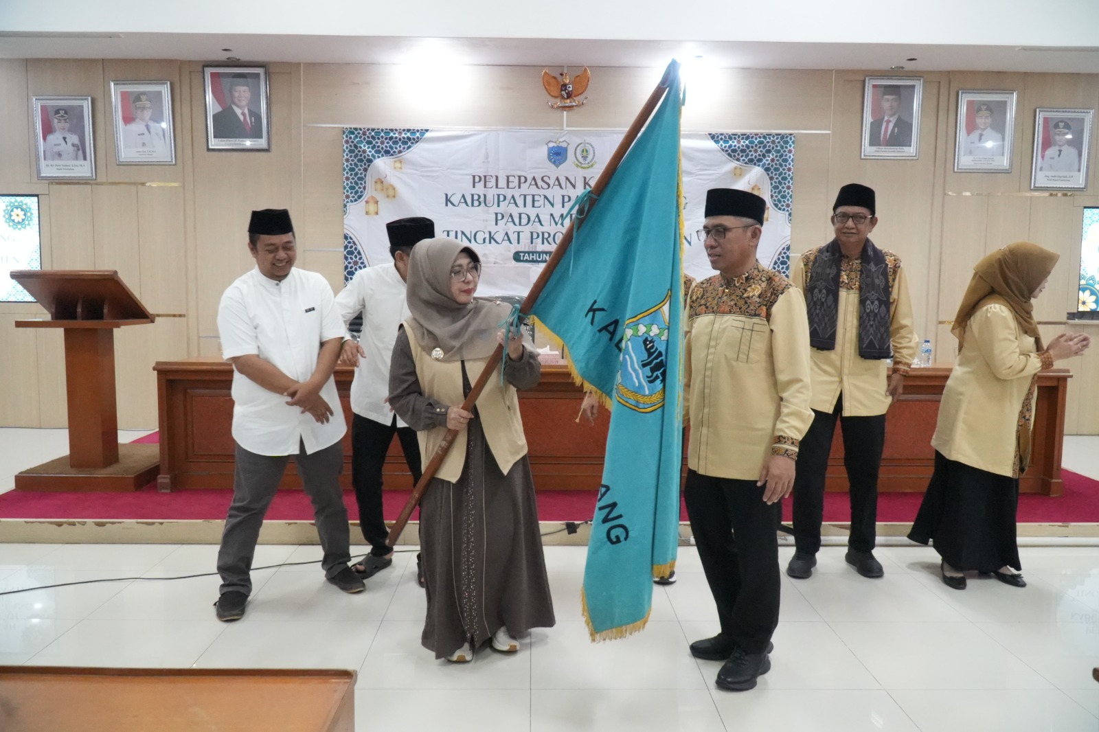 Bupati Dewi Setiani, saat melepas Kafilah Kabupaten Pandeglang pada MTQ XXIII Provinsi Banten, di Oproom Setda Kabupaten Pandeglang, Minggu (5/7/2026). (Ist)