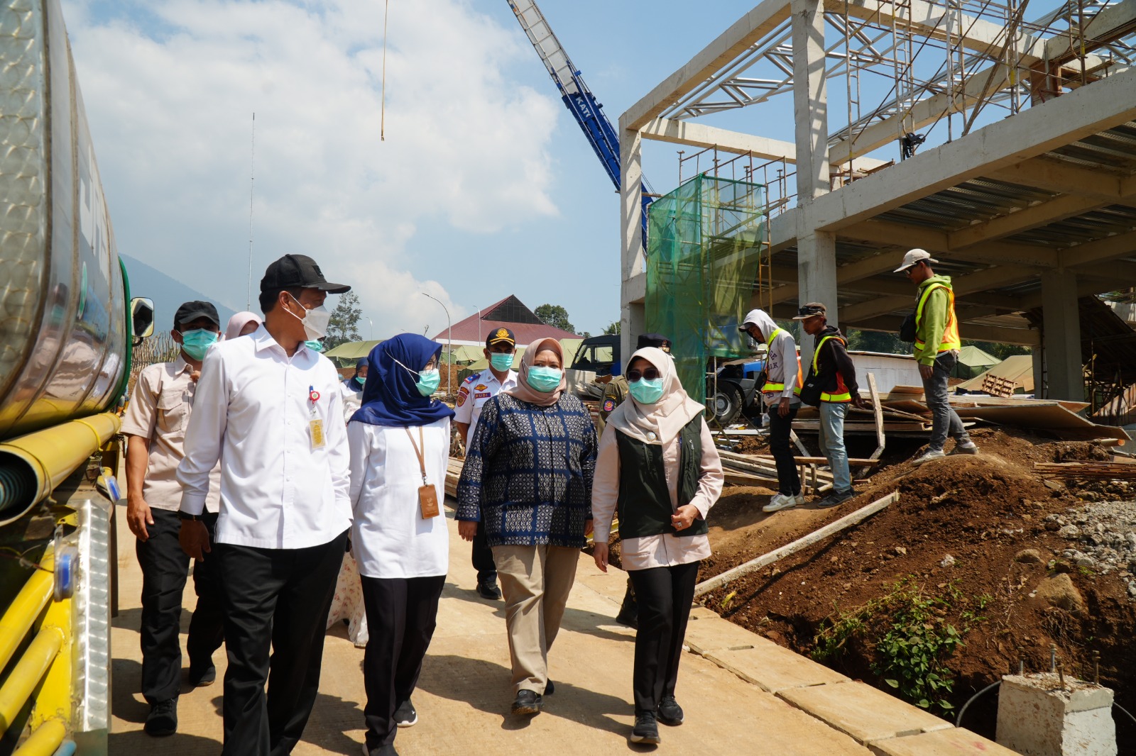 Bupati Pandeglang, Raden Dewi Setiani saat meninjau pembangunan Sekolah Rakyat, Kecamatan Cadasari, Jumat (10/7/2026).(Istimewa)