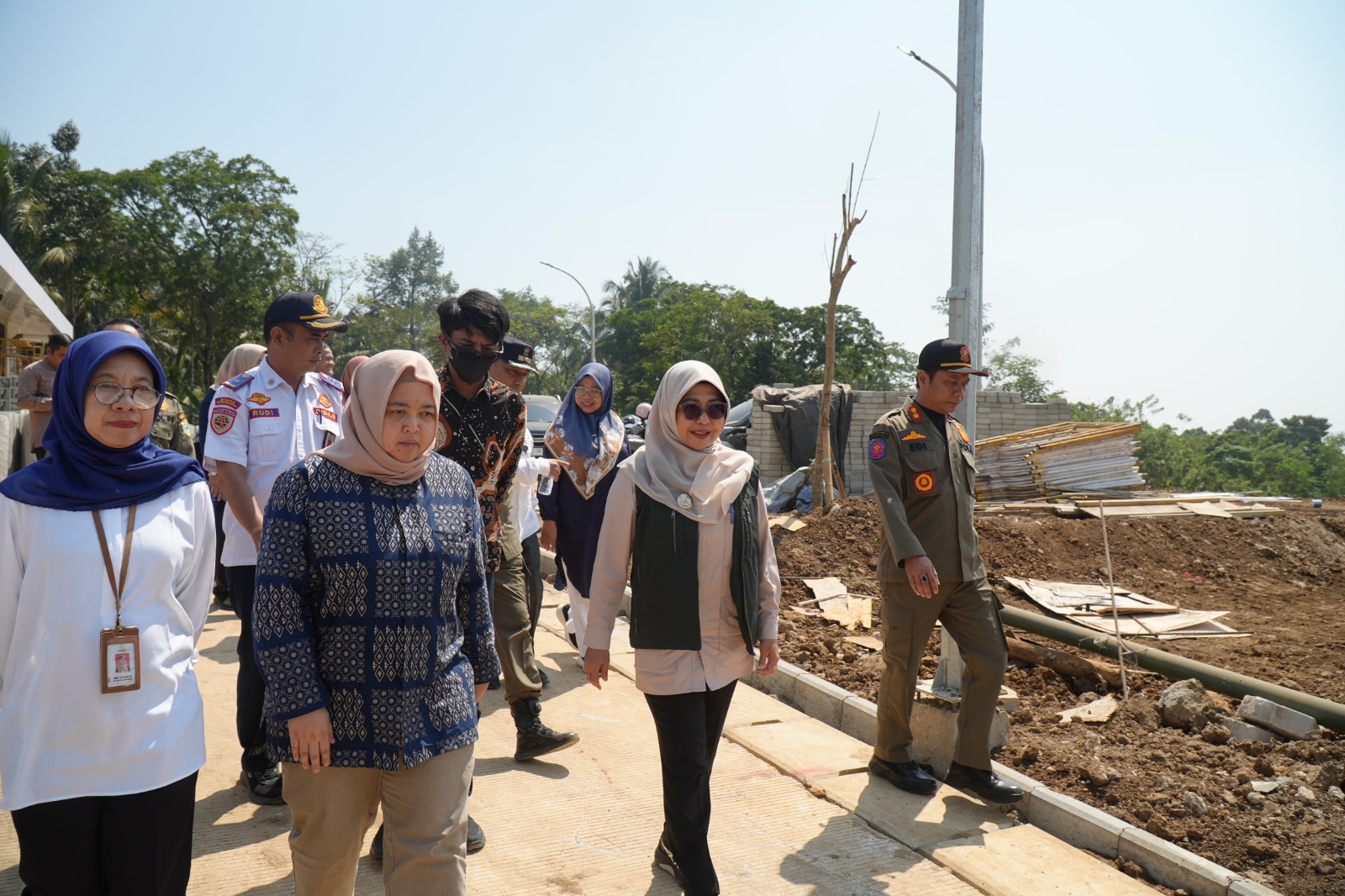 MENINJAU. Bupati Pandeglang Raden Dewi Setiani, bersama pihak Kemensos RI, dan Pemprov Banten, sedang meninjau secara langsung progres dan kesiapan MPLS Sekolah Rakyat Terintegrasi 1 Pandeglang, di Gedung Serbaguna Sekolah Rakyat, Kecamatan Cadasari, Jumat (10/7) lalu. (DOK. PROKOPIM SETDA PANDEGLANG)
