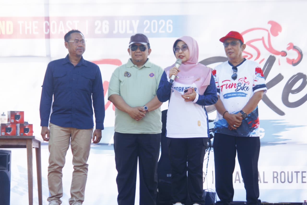 Bupati Pandeglang Raden Dewi Setiani, didampingi jajarannya sedang memberikan arahan, pada kegiatan Fun Bike Tanjung Lesung 2026 di La Lassa Beach Club, KEK Pariwisata Tanjung Lesung, Panimbang, Pandeglang, Minggu (26/7). (ISTIMEWA)