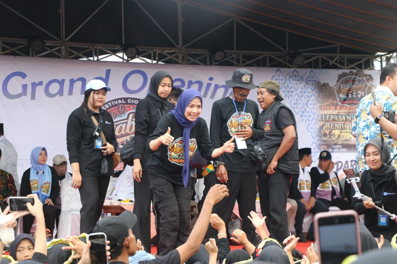 FESTIVAL. Bupati Serang Ratu Rachmatuzakiyah membuka Festival Ciomas Ngabring 2026 di Kampung Sanepa Ciwaru, Desa Sukabares, Kecamatan Ciomas pada Sabtu (18/7). HUMAS PEMKAB SERANG