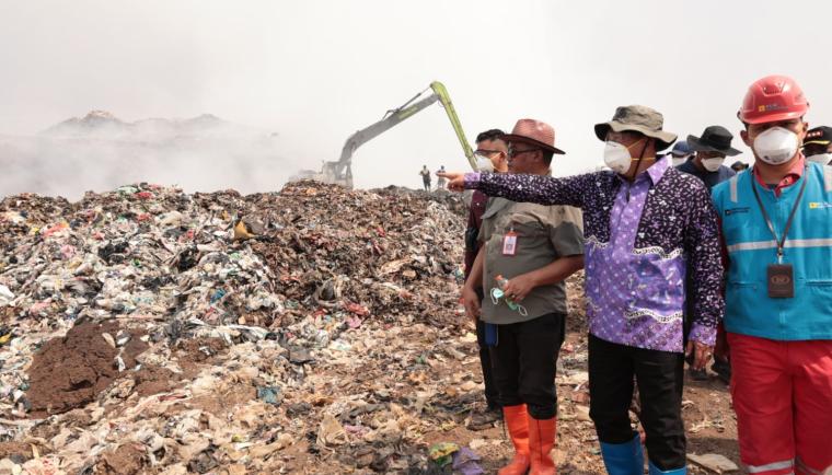 Bupati Tangerang, Moch. Maesyal Rasyid, turun langsung memantau proses pemadaman TPA Jatiwaringin. Foto : Ist