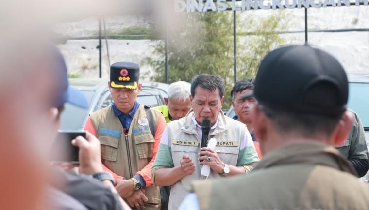 Bupati Tangerang Moch. Maesyal Rasyid memimpin doa bersama tim penanggulangan bencana dan relawan di TPA Jatiwaringin. Foto : Ist